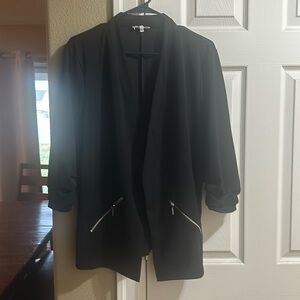 Maurice’s black open front blazer in an XL.